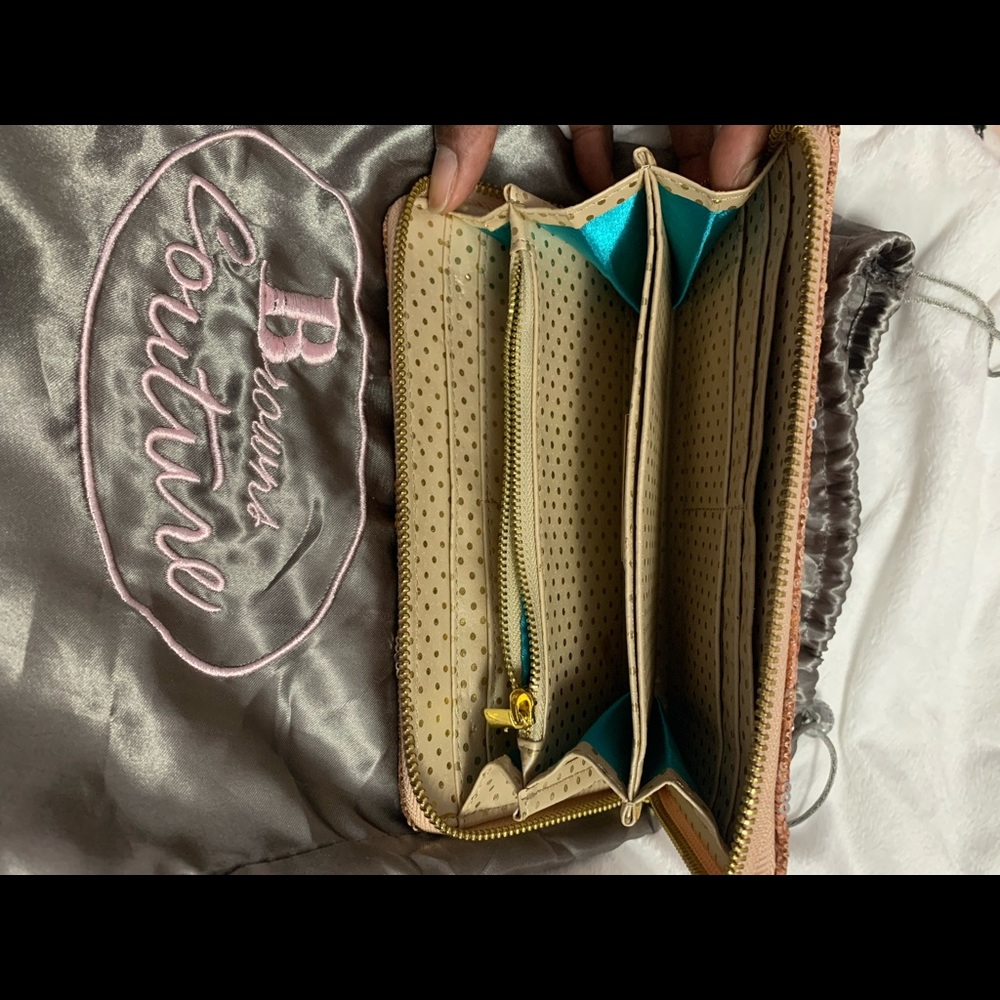 Beautiful rose gold sequinned clutch - Picture 4 of 4